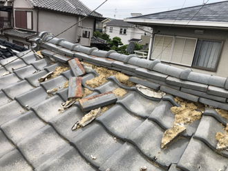 地震で倒壊した棟瓦