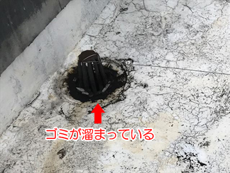 バルコニーの排水口にゴミが溜まっている