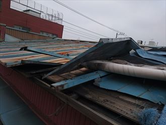 台風で屋根が壊れてしまった！修理方法と悪徳業者から身を守るためのポイントについて解説！