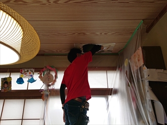 穴が空いた天井を広げて確認出来る様にします