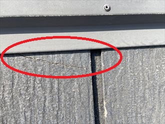 横浜市保土ヶ谷区鎌谷町のお住まいは、スレート屋根材に苔が広がっているほか、脆くなったスレート材が割れて落下する危険性もありました