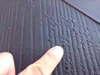 スレート表面の塗膜が劣化して発生した気泡