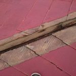 貫板ごと飛散した棟板金と露出したスレート