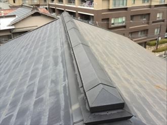 棟板金とスレートの塗膜が劣化してしまった屋根