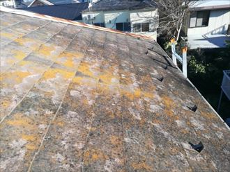 塗膜が劣化し屋根材自体の傷みも激しいスレート屋根