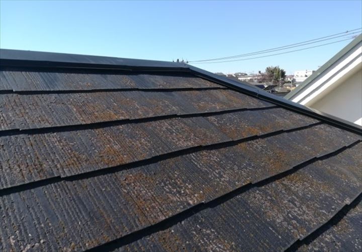 表面の塗膜が劣化したスレート屋根