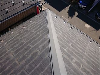 塗膜の劣化したパミールのスレート屋根