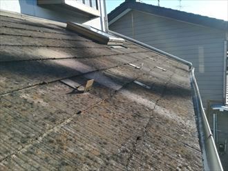 塗膜が劣化し屋根材自体の傷みも激しいスレート屋根