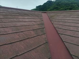 表面の塗膜が劣化してしまっているスレート屋根