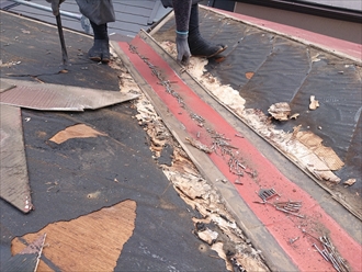 雨漏りしている谷板金部分