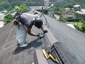 棟板金交換　新しい板金を取り付け