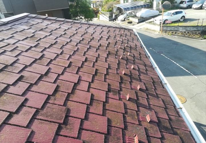 塗膜が劣化して藻や汚れが目立つアーバニーのスレート屋根