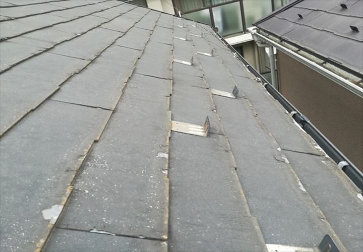 屋根材の表面が剥がれているパミールの屋根