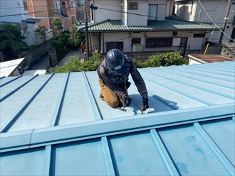 釘抜きを使って板金と下地のテッコ