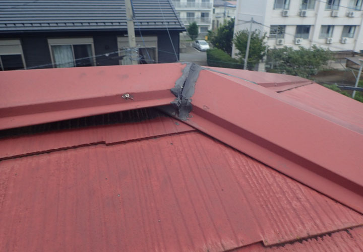 雨漏りの原因は棟板金の浮きでした