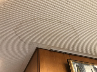 天井に雨漏りのシミが出来ている