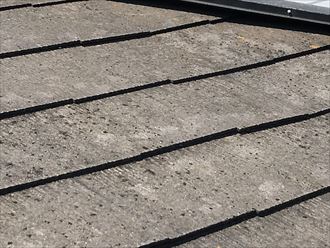 経年劣化により表面剥離の見られるスレート屋根