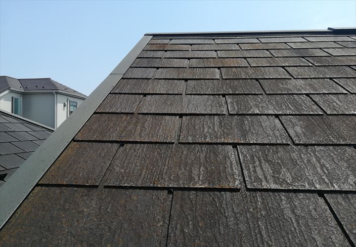 塗膜が劣化しているスレート屋根