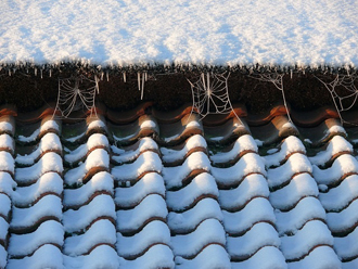 屋根に積もった雪