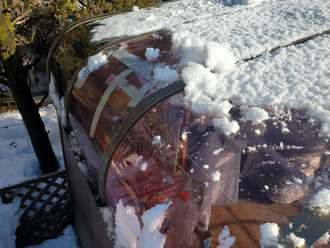 カーポートに積もった雪