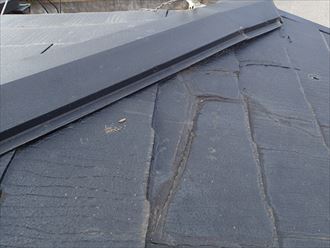 逗子市池子ではスレート屋根の塗膜が劣化し、屋根材にひび割れが発生していました