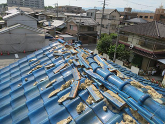 地震でくずれた瓦屋根