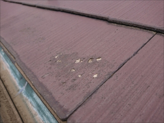 横浜市金沢区富岡西で縁切り不足によって傷んでしまったスレートの塗膜を蘇らせるため屋根塗装をご提案