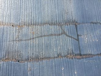 鎌倉市津西にて前回の塗装から数年経過したスレート屋根を調査、屋根材そのものに傷みが見られました