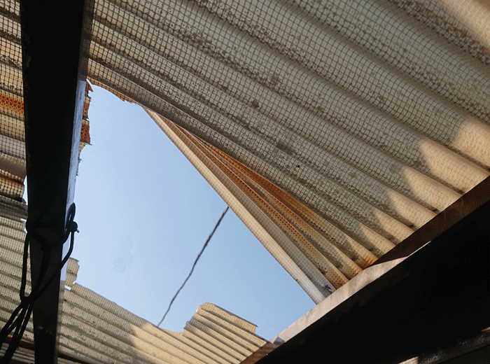 相模原市南区麻溝台にて飛散したベランダ屋根の調査 復旧工事
