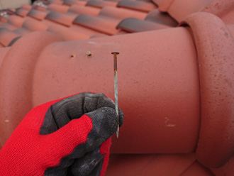 茅ヶ崎市香川にて築15年が経過した洋瓦の屋根を点検、劣化により棟瓦を固定する釘が抜け落ちていました