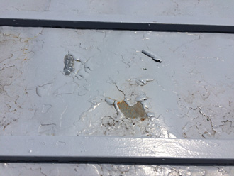 金属屋根表面の塗膜が剥離