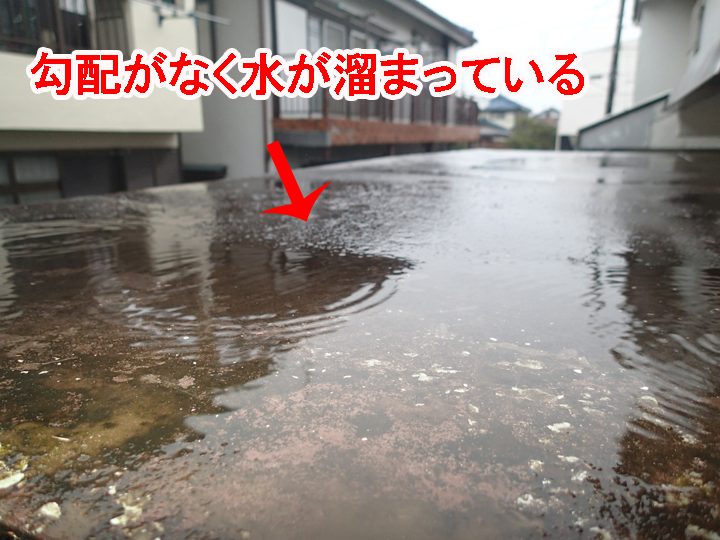 横浜市泉区緑園にて勾配の無い玄関ポーチの屋根からの雨漏りを点検致しました