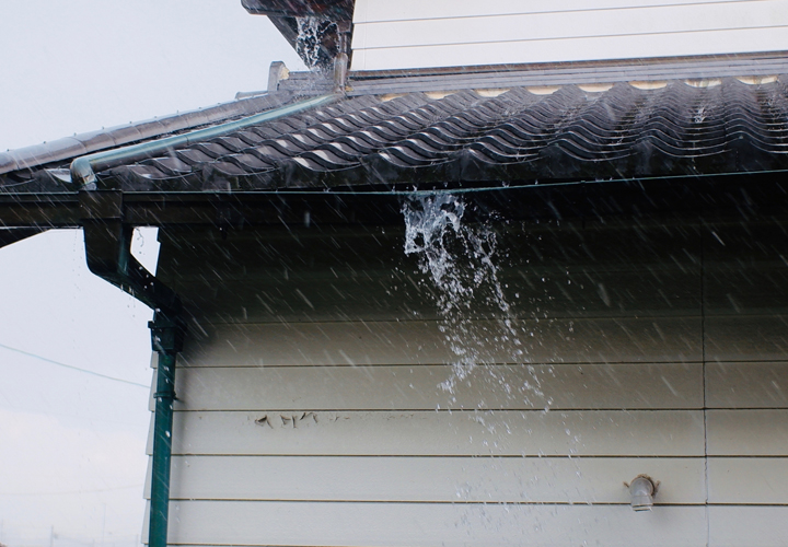 雨どいが壊れてしまったら、修理が必要です！雨樋一部補修部分交換工事の料金は、税込33,000円～から承っております！