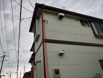 外壁から地上に向かうほど離れている