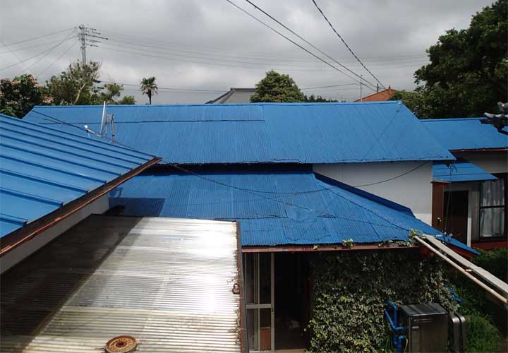 三浦郡葉山町一色にて、金属波板屋根からの雨漏りが発生。腐食や穴あきが見られたため屋根葺き替え工事を提案しました。