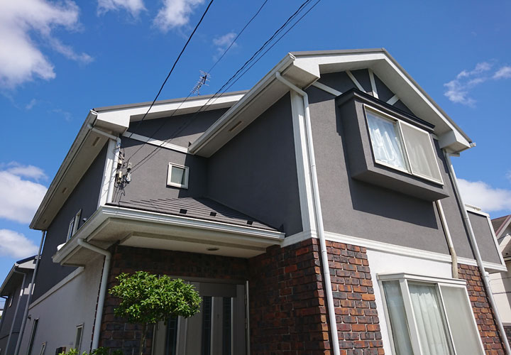 外壁塗装と屋根塗装を実施しているグレー色の綺麗なお住まい