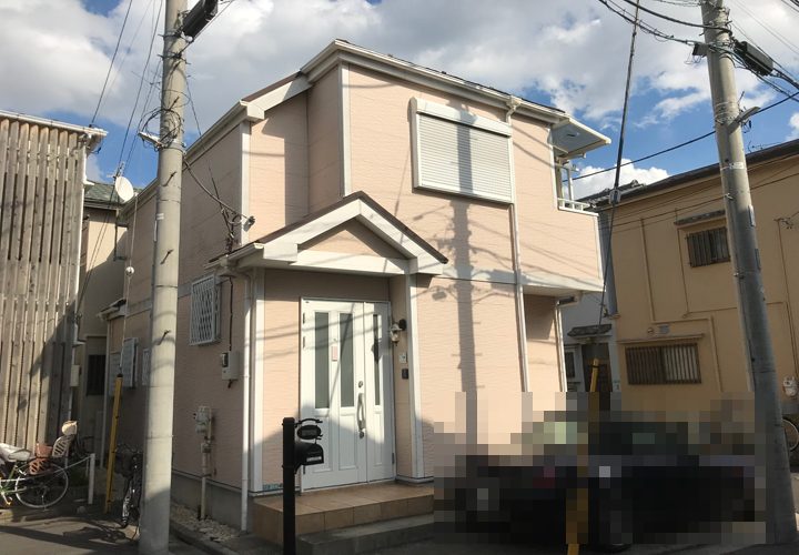  横浜市緑区北八朔町にある、ピンクの外壁が特徴的な2階建てのスレート屋根のお住まい