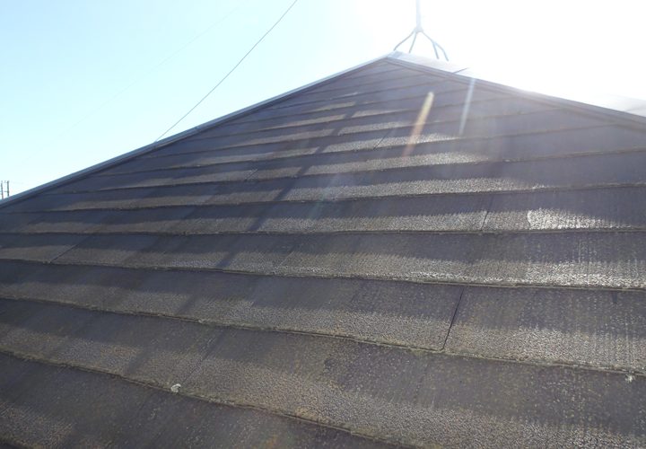 横浜市西区西戸部町にあるお住まいの、亀裂や苔・カビが発生しているスレート屋根