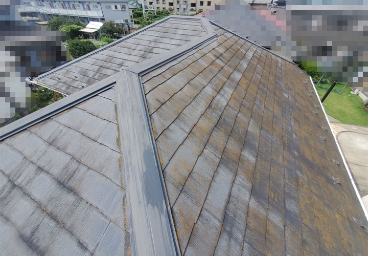 経年劣化により汚れが目立つスレート屋根
