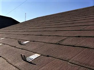 傷んだパミールのスレートには塗装より屋根葺き替え工事か屋根カバー工事がお勧めです。