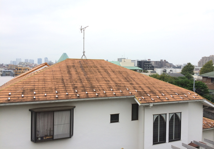 スレート屋根の色あせは耐久性が落ちている証拠です。