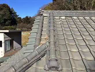 瓦屋根は構造上隙間ができてしまう箇所があります。