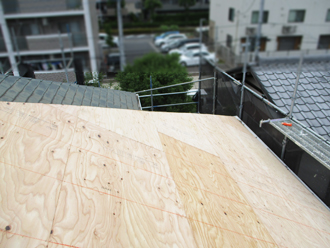 既存の屋根材を撤去し、新しい野地板を張ります。