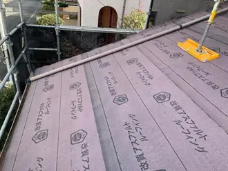 屋根に設置された防水紙
