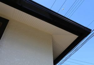 軒(のき)とは、建物の屋根の端部分で、屋根の外側に突き出した部分を指します。