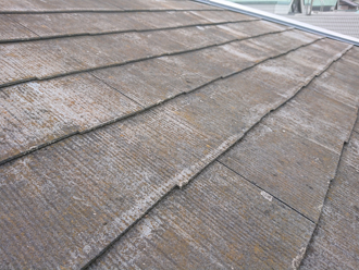スレート屋根表面の塗膜が剥がれています。