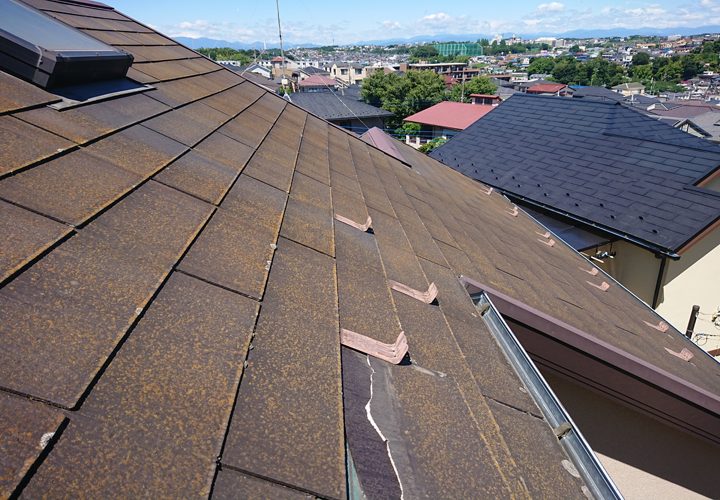 強風でスレートが落下寸前の屋根には「屋根カバー工事」か「屋根葺き替え工事」でメンテナンスが最適！