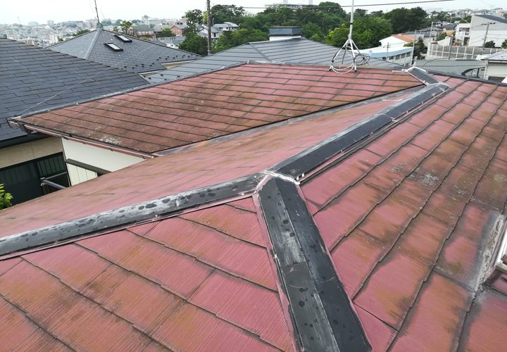 傷みすぎたスレート屋根には「屋根カバー工事」や「屋根葺き替え工事」がお勧めです。