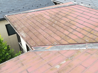 スレート屋根の塗膜が剥がれスレート本体が露出しています。