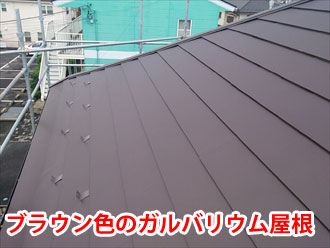 ブラウン色のガルバリウム鋼板屋根